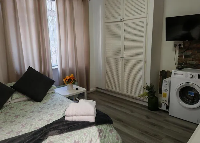 Studio Apartment In Queensway